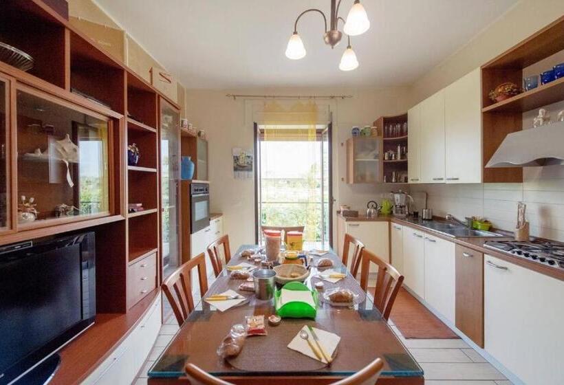 اتاق استاندارد چهارنفره با سرویس بهداشتی مشترک, B&b S Home