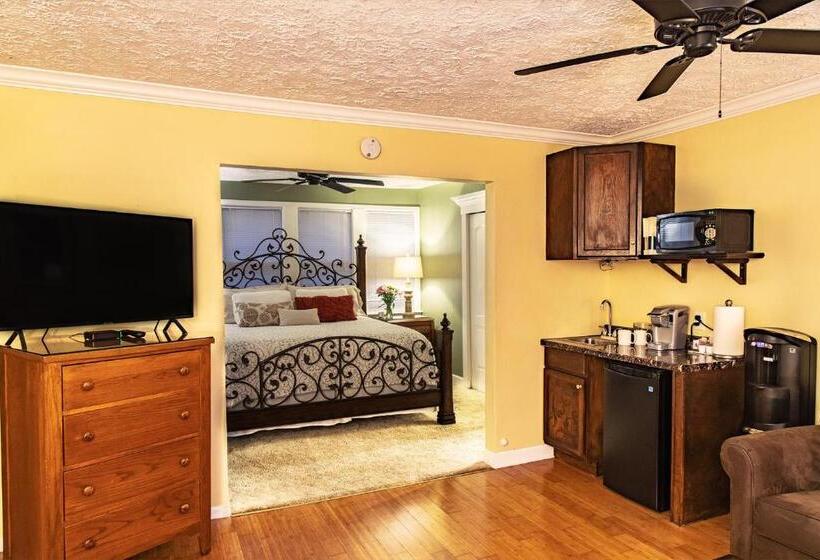 Deluxe Suite King Bed, At Journey S End