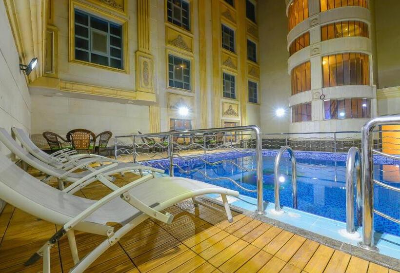 غرفة قياسية مطلّة علي حمام السباحة, Crown Town