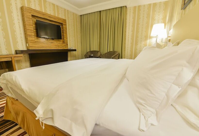 غرفة قياسية مطلّة علي حمام السباحة, Crown Town