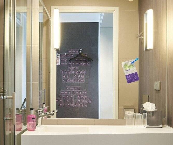 Номер Стандарт, Moxy London Heathrow Airport
