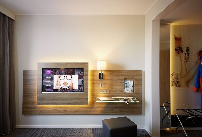 Семейный Номер, Moxy London Heathrow Airport