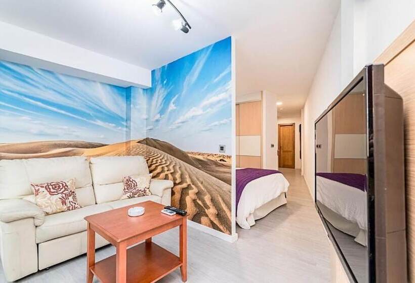 プールビューのバルコニー付１ベッドルームアパート, Sol Mogan Suites - Adults Only