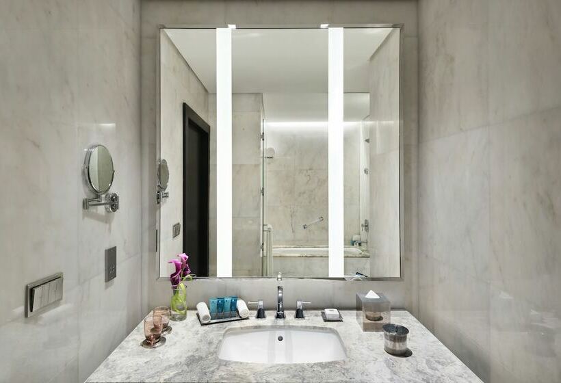 Quarto deluxe, The Hotel Galleria Jeddah, Curio Collection By Hilton
