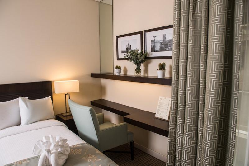 キングサイズベッドのデラックスルーム, Holiday Inn & Suites Sioux Falls   Airport, An Ihg