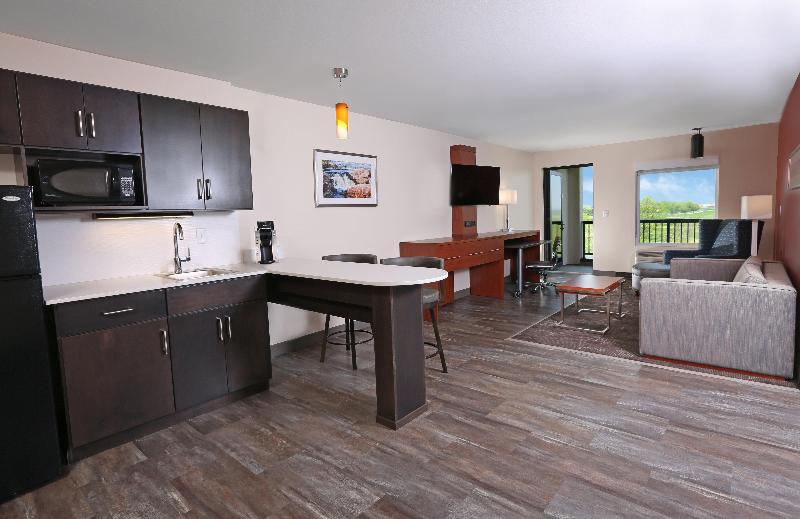 Люкс Повышенной Комфортности, Holiday Inn & Suites Sioux Falls   Airport, An Ihg