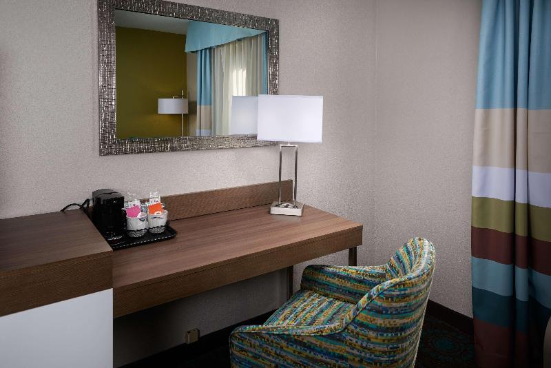 Люкс Кровать Кинг, Holiday Inn & Suites Sioux Falls   Airport, An Ihg
