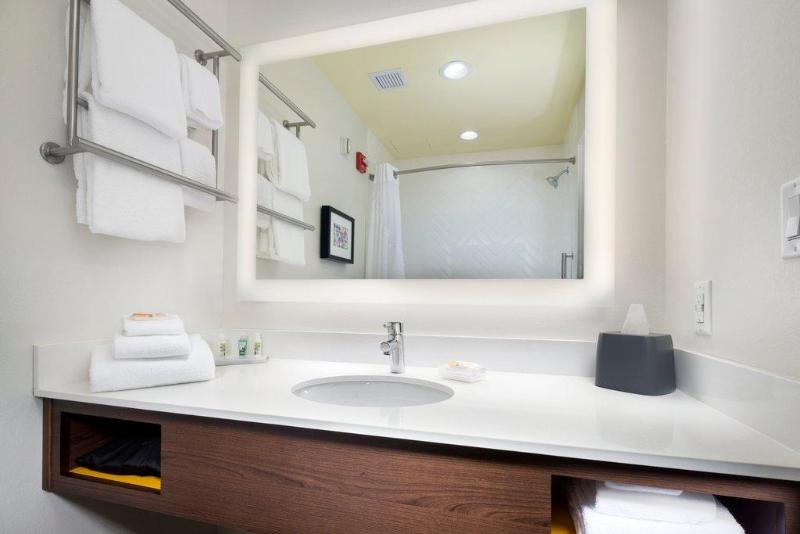 Люкс Адаптированный для Инвалидов, Holiday Inn & Suites Arden   Asheville Airport, An Ihg
