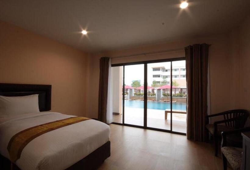 Трехместный Номер Стандарт Вид на Бассейн, Paragon Suites Resort