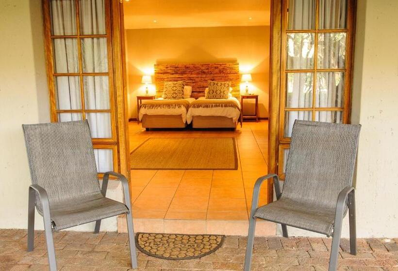 스탠다드 쿼드러플룸, 수영장 전망, Safari Club Guest Lodge Or Tambo International Airport