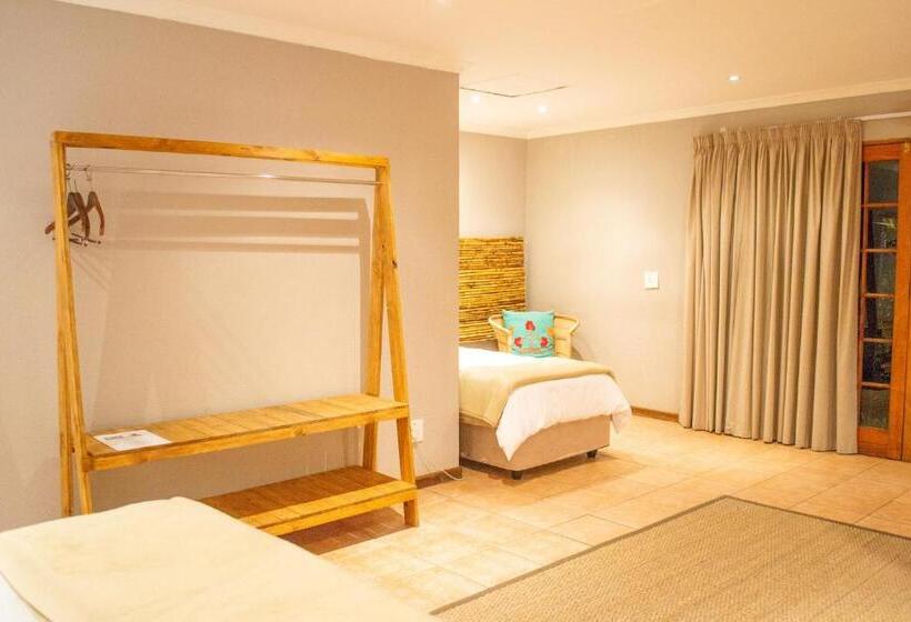 스탠다드 트리플 룸 가든 전망, Safari Club Guest Lodge Or Tambo International Airport