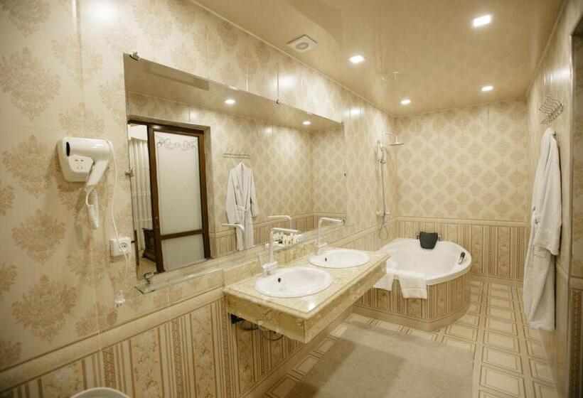 اتاق لوکس, Karavan