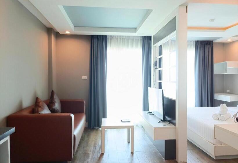 اتاق لوکس با چشم‌انداز استخر, Wisdom Hotel & Residence