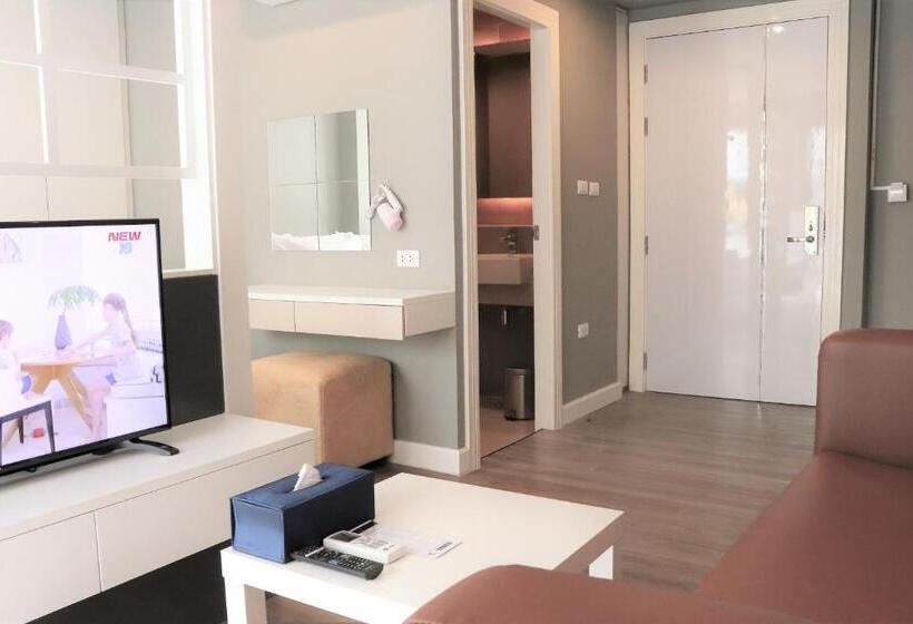 اتاق لوکس با چشم‌انداز استخر, Wisdom Hotel & Residence