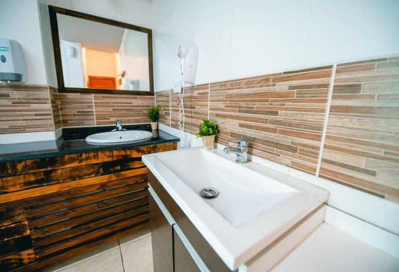 Standard Szoba Megosztott Fürdővel, Oshovia Hostel