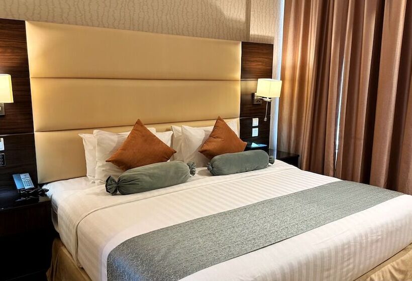 سوییت خانوادگی, Holiday Villa Hail