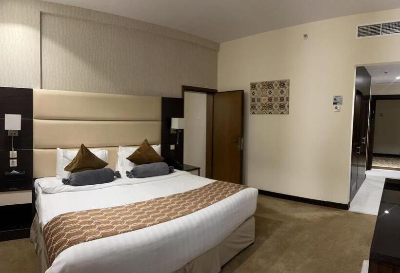 سوییت جونیور, Holiday Villa Hail