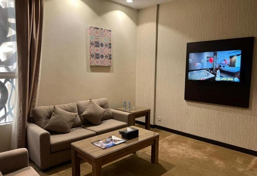 سوییت جونیور, Holiday Villa Hail