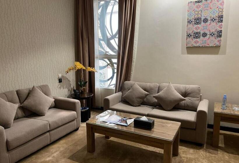 سوییت جونیور, Holiday Villa Hail
