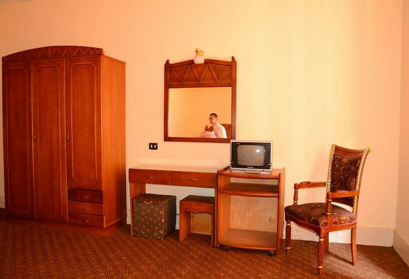 اتاق استاندارد سه نفره, Louris Inn