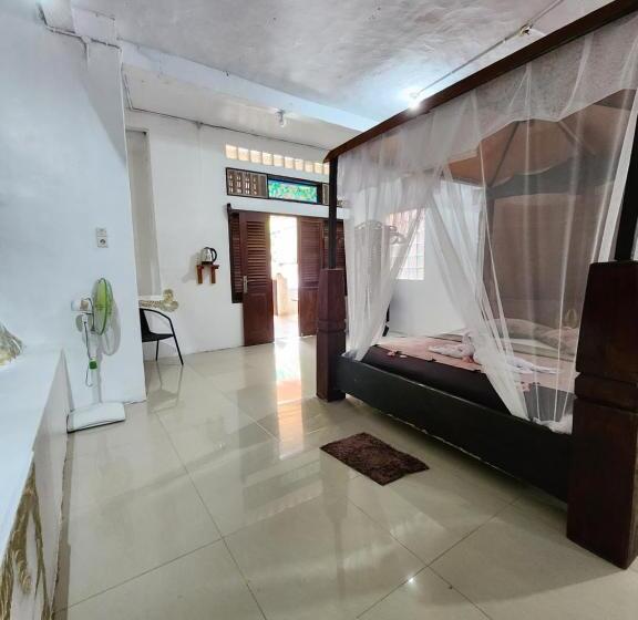 اتاق اکونومی, Jungle Inn Bukit Lawang