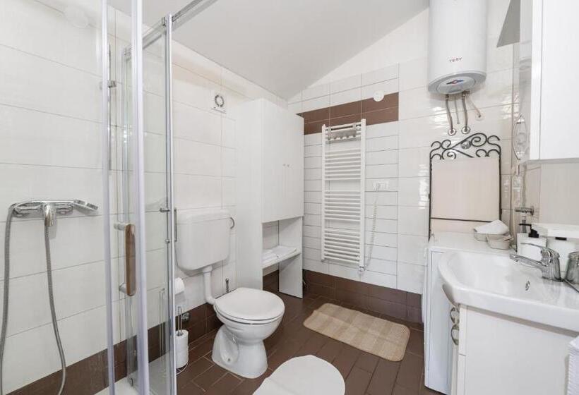 استودیوی لوکس, B&b Carmela