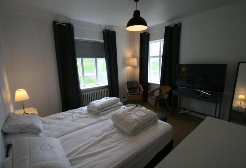 اتاق استاندارد با چشم‌انداز باغ, Riverside Hostel