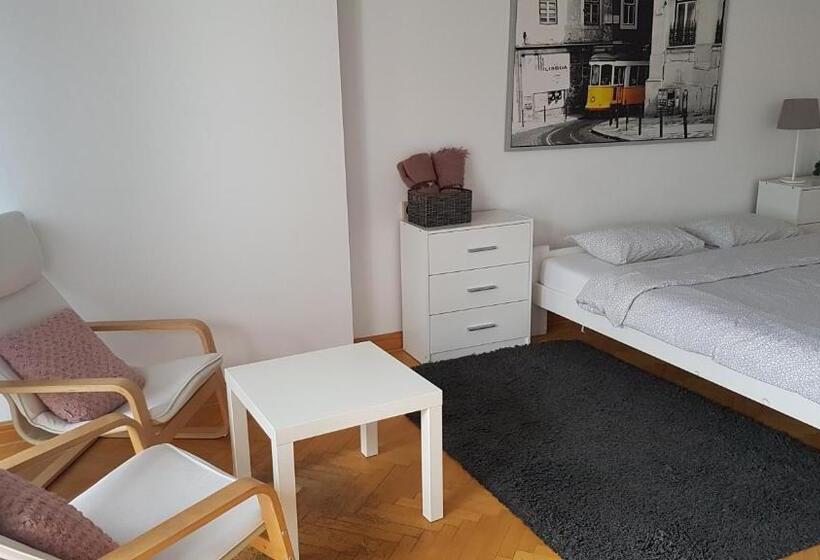 Номер Стандарт с Балконом, Green Wood Apartament Stara Ochota