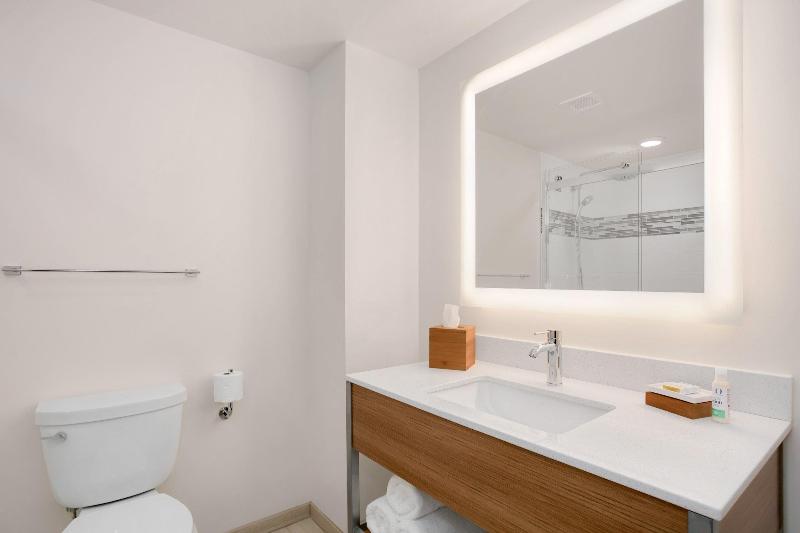 带大床的标准间, Even Hotel Pittsburgh Downtown, An Ihg