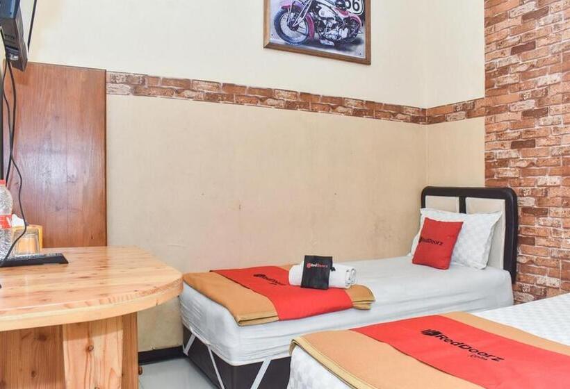 Номер Стандарт, Reddoorz Near Stasiun Kota Baru Malang