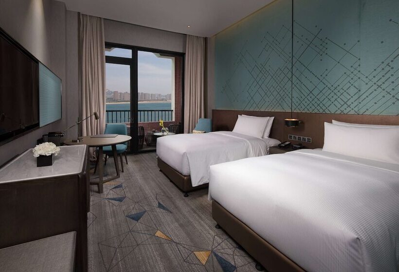 Номер Стандарт с Балконом, Doubletree By Hilton Qingdao Oriental Movie Metropolis