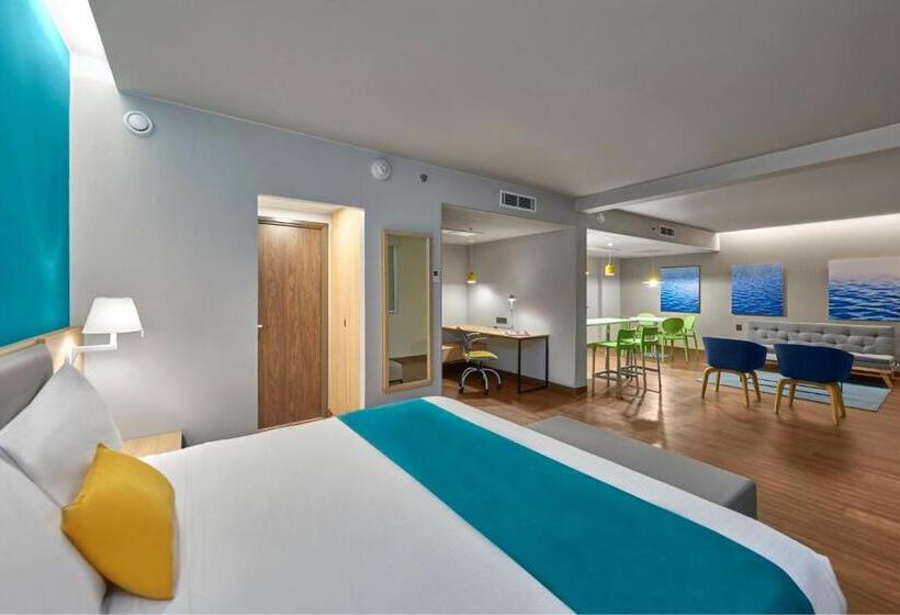 Люкс Кровать Кинг, City Express Suites By Marriott Cancún Aeropuerto