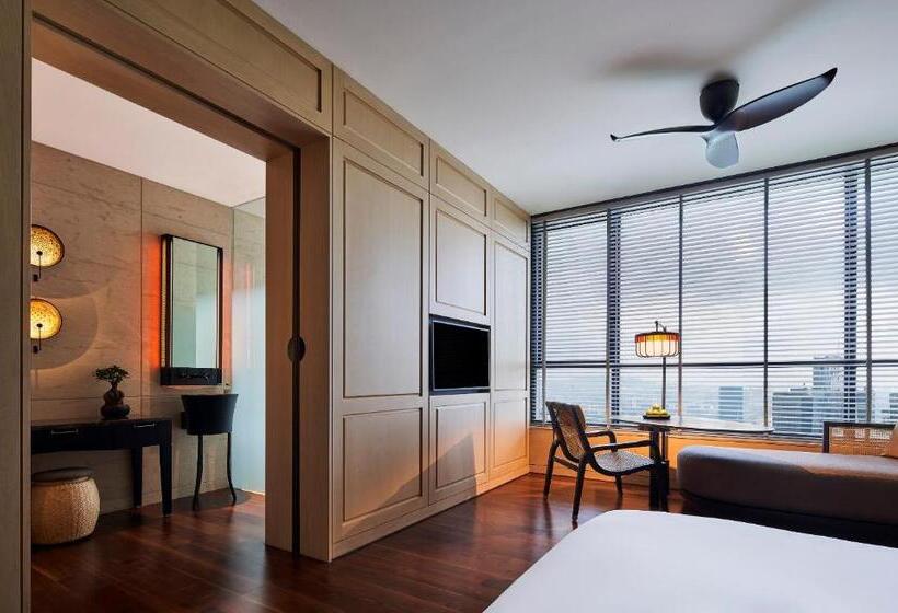 اتاق لوکس با تخت بزرگ, The Ruma Hotel And Residences
