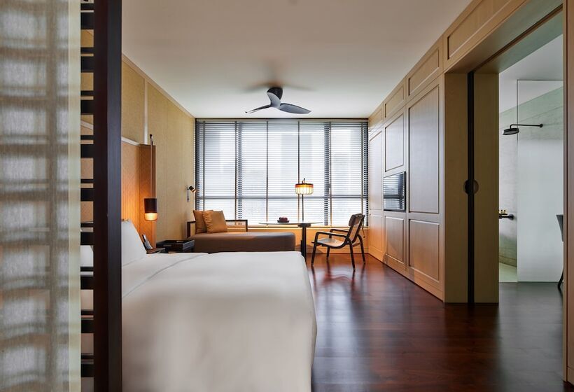 اتاق لوکس با تخت بزرگ, The Ruma Hotel And Residences
