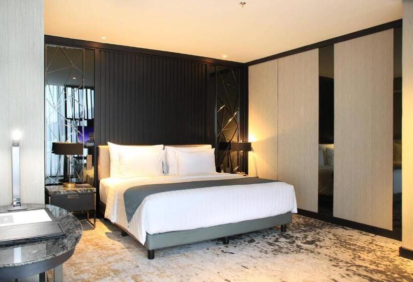 Полулюкс, Jhl Solitaire Gading Serpong
