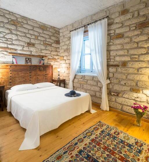Quarto Deluxe, Moy