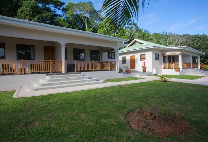 کلبه ییلاقی, Anse Soleil Beachcomber Hotel And Self Catering