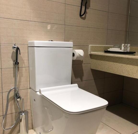 سوییت لوکس, Monty Suites & Golf