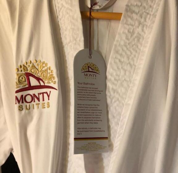 سوییت لوکس, Monty Suites & Golf