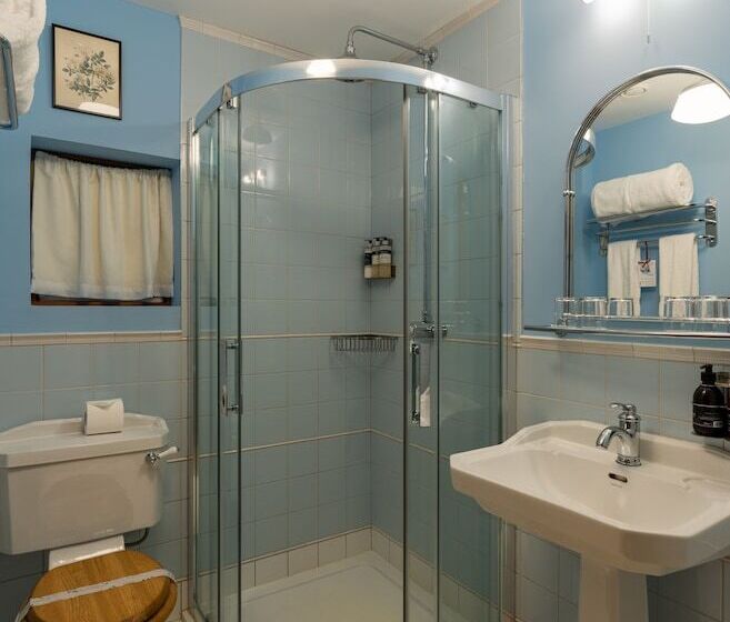 家庭间, The Whispering Pine Lodge