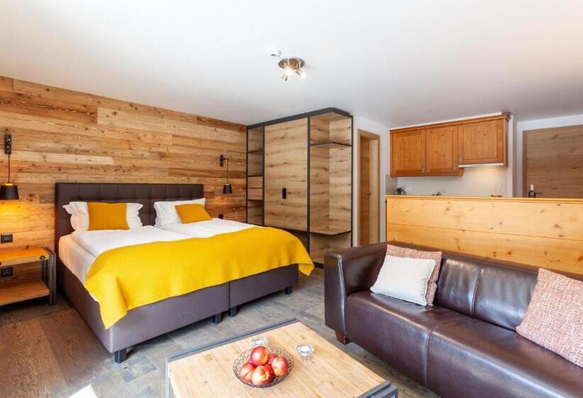 Escritório Estándar, 22 Summits Apartments