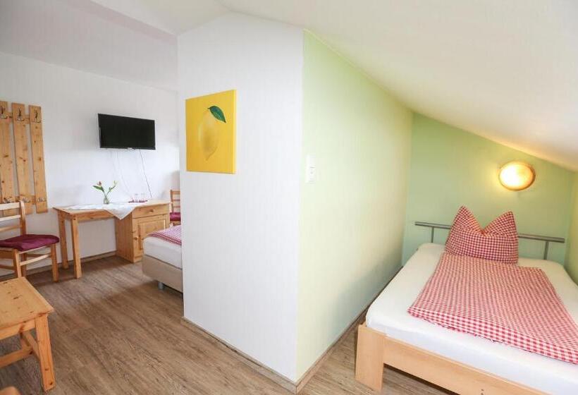 חדר סטנדרט לשלושה עם מרפסת, Pension Bergsee