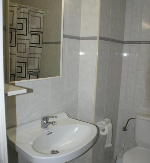 标准三人间, Pensió I Apartament Torrent