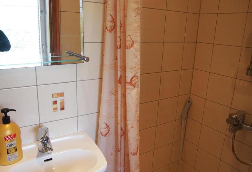 اتاق استاندارد سه تخته با سرویس بهداشتی مشترک, Männi Guesthouse