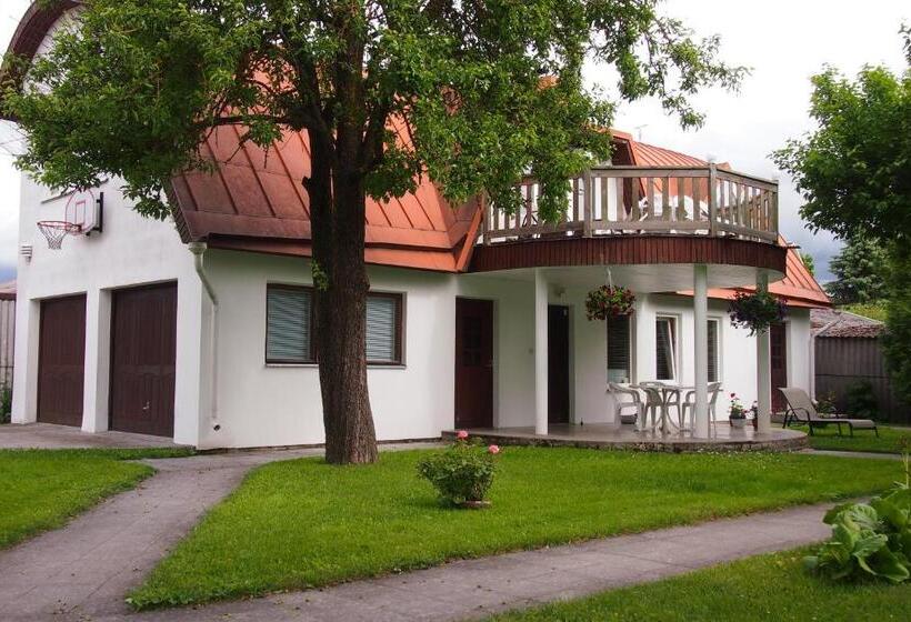 اتاق استاندارد سه تخته با سرویس بهداشتی مشترک, Männi Guesthouse