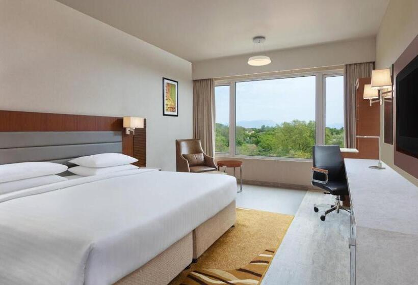 带城市景观和大床的豪华房间, Courtyard By Marriott Madurai