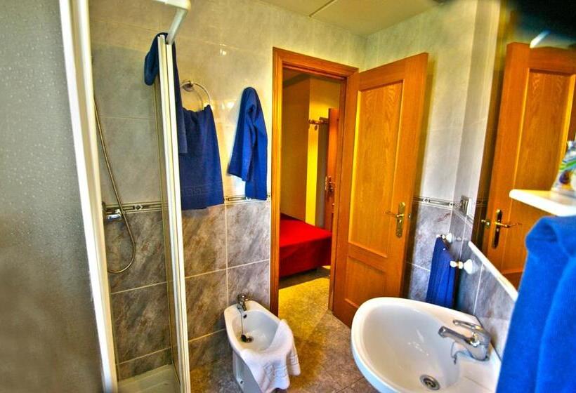 חדר סטנדרט לשלושה, Hostal Apolo Trece