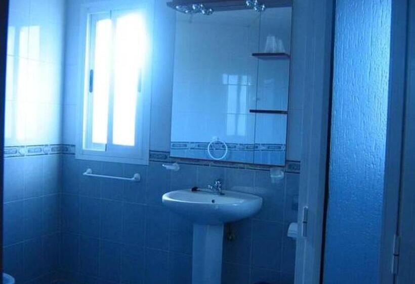 Номер Стандарт Трехместный, Hostal Apolo Trece