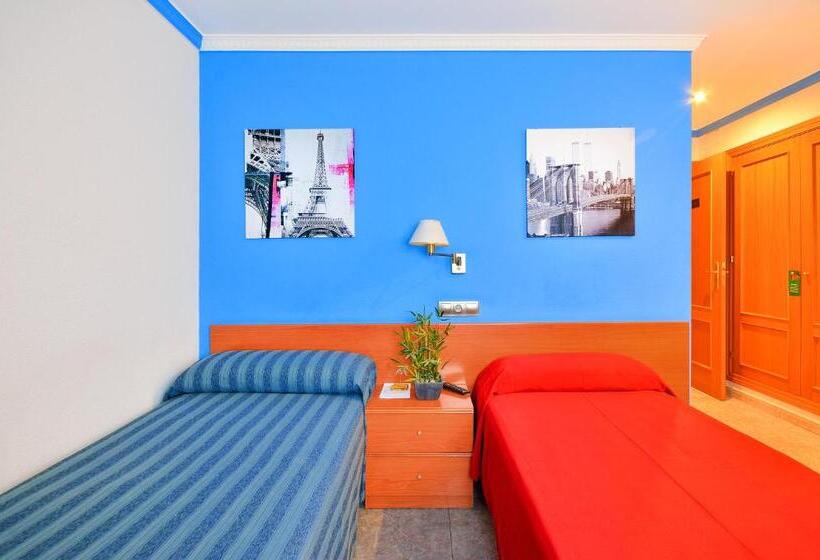 חדר סטנדרט לשלושה, Hostal Apolo Trece
