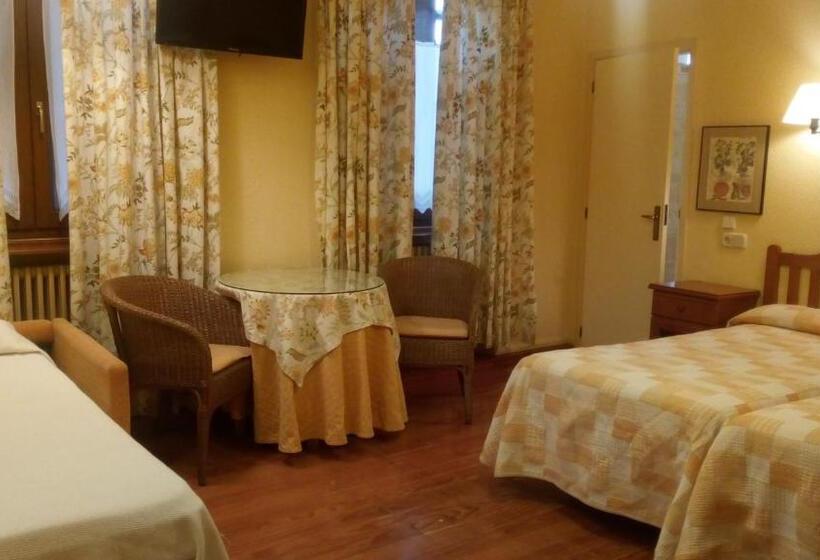 Номер Стандарт Трехместный, Hostal Casa Sario